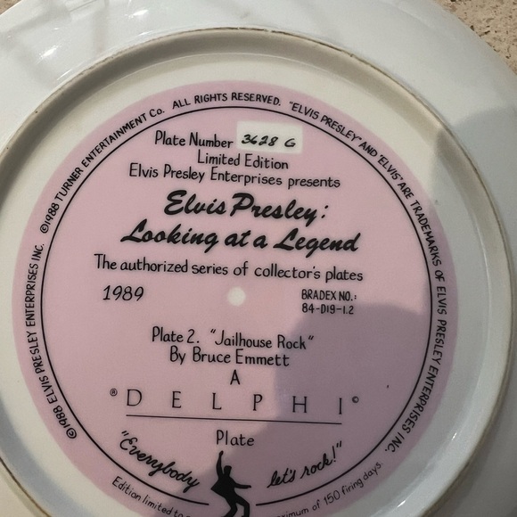 Set of Three Elvis Presley Collector Plates with Stands - Picture 5 of 7